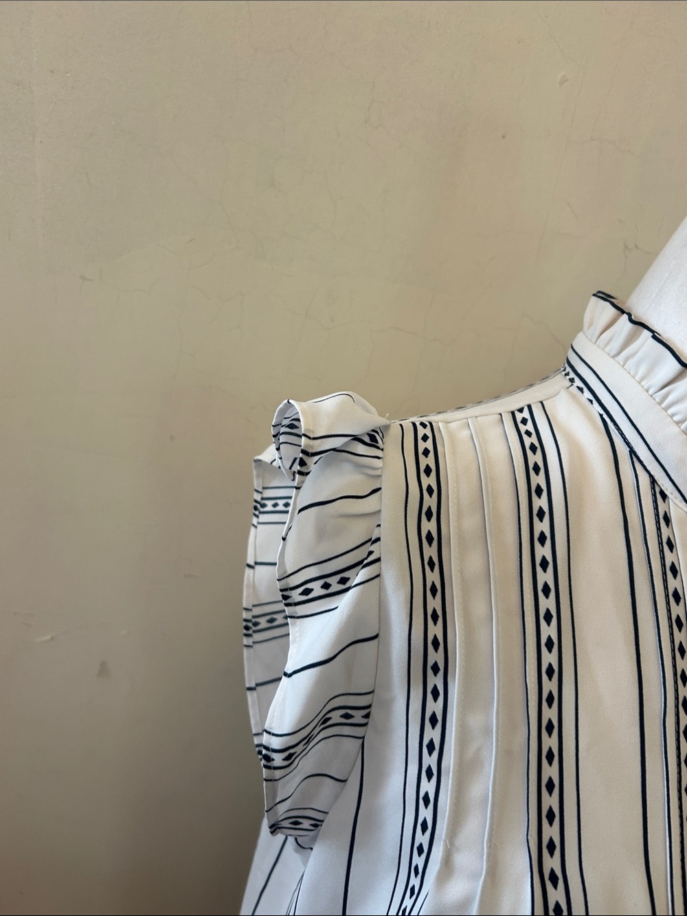 Ann Taylor Striped Ruffle Neck Cap-Sleeve white black blouse Size M EUC - Picture 3 of 6